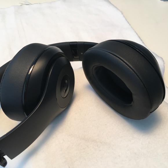 BEATS by DRE Wireless Studio2 Headphones Model B0501 Black - Picture 7 of 9